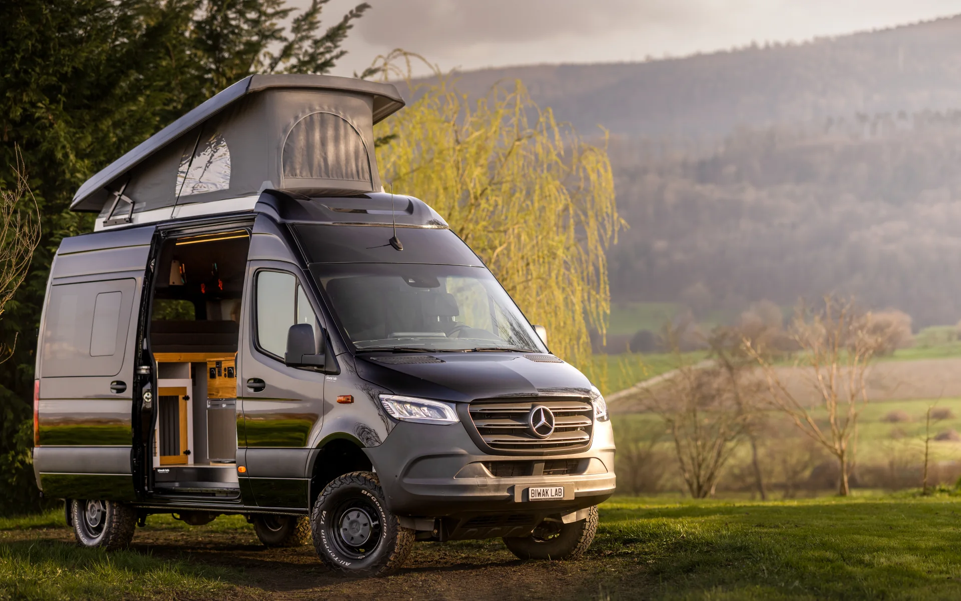 Mercedes-Benz Sprinter 907 4×4 der biwak lab GmbH als Dreiviertelansicht mit geöffnetem Innenraum
